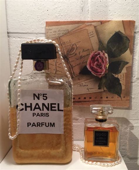 ketting met chanel fles|Grote fles van chanel .